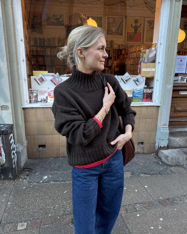 Bild på "HANNAH SWEATER O-NECK" stickad i Atlas från Sandnes Garn