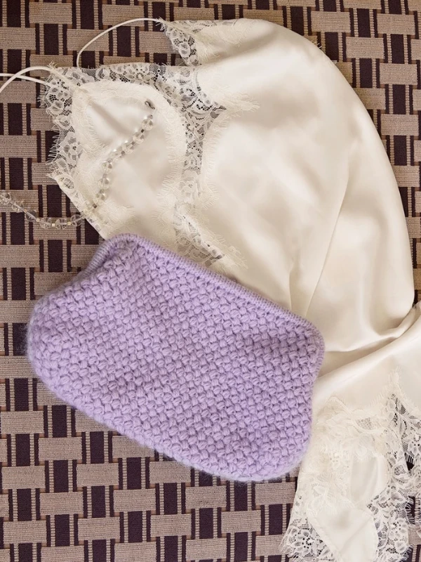 Bild på "Basket Clutch" virkad i Double Sunday och Tynn Silk Mohair 2602-1