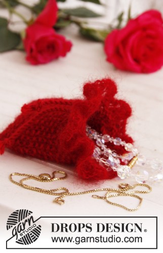 Bild på Stickad DROPS smyckespåse i “Alpaca” och ”Kid-Silk”. DROPS Extra 0-759