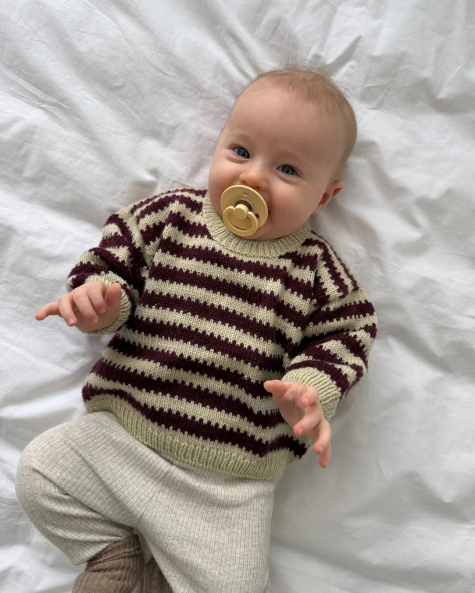 Bild på OTTO SWEATER BABY stickad i Sunday mönster från PetiteKnit 