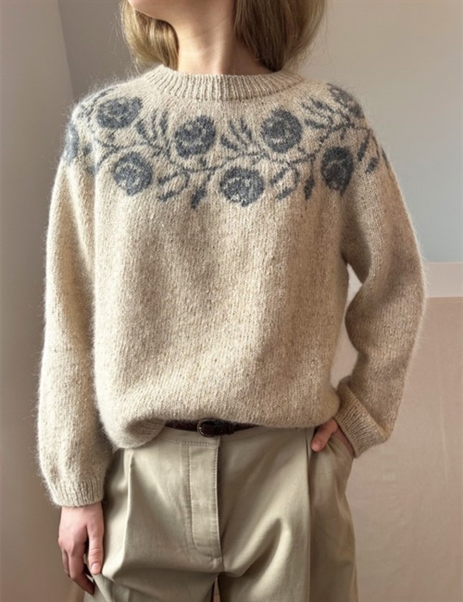 Bild på "ROSIE YOKE BLOUSE" stickad i Tynn Silk Mohair och Sunday mönster från LeKnit