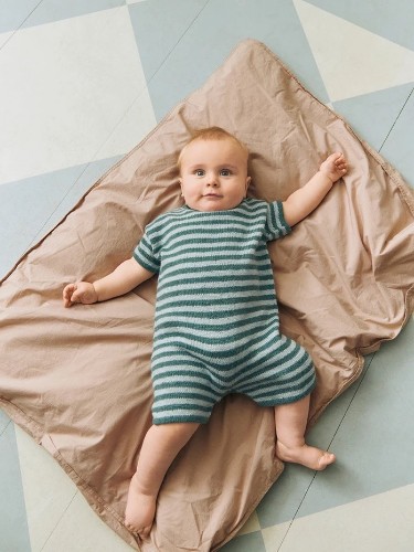 Bild på "THEODORE PLAYSUIT BABY" stickad i Alpakka Silke 2603-5