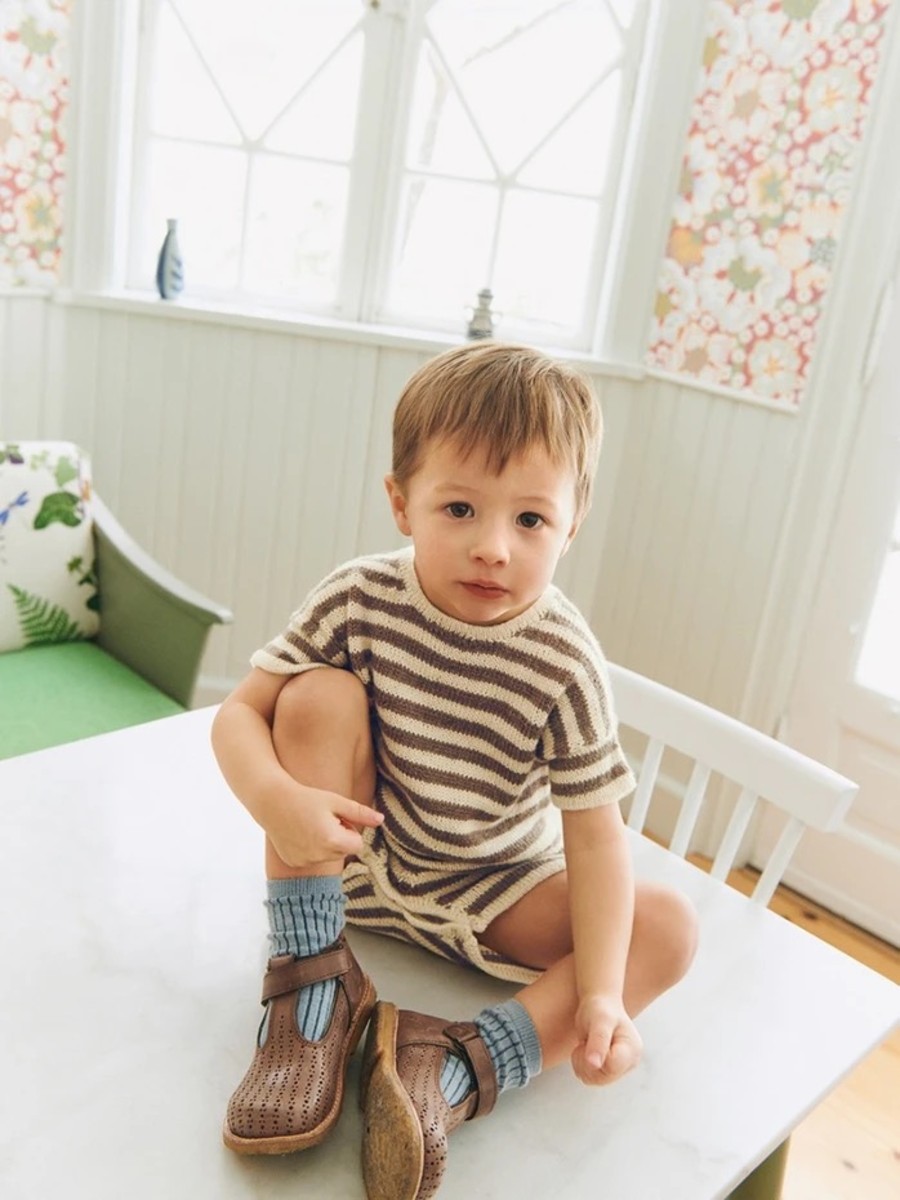 Bild på "THEODORE PLAYSUIT BABY" stickad i Alpakka Silke 2603-5