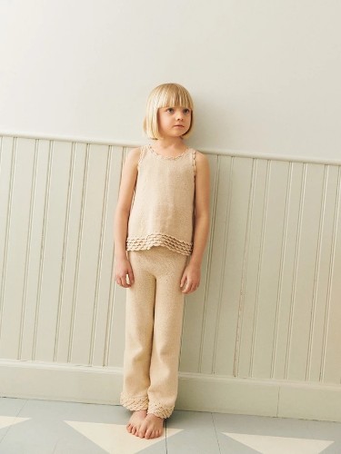 Bild på "ROSELYN SINGLET OCH PANTS JUNIOR" stickad i Mandarin Petite 2603-4