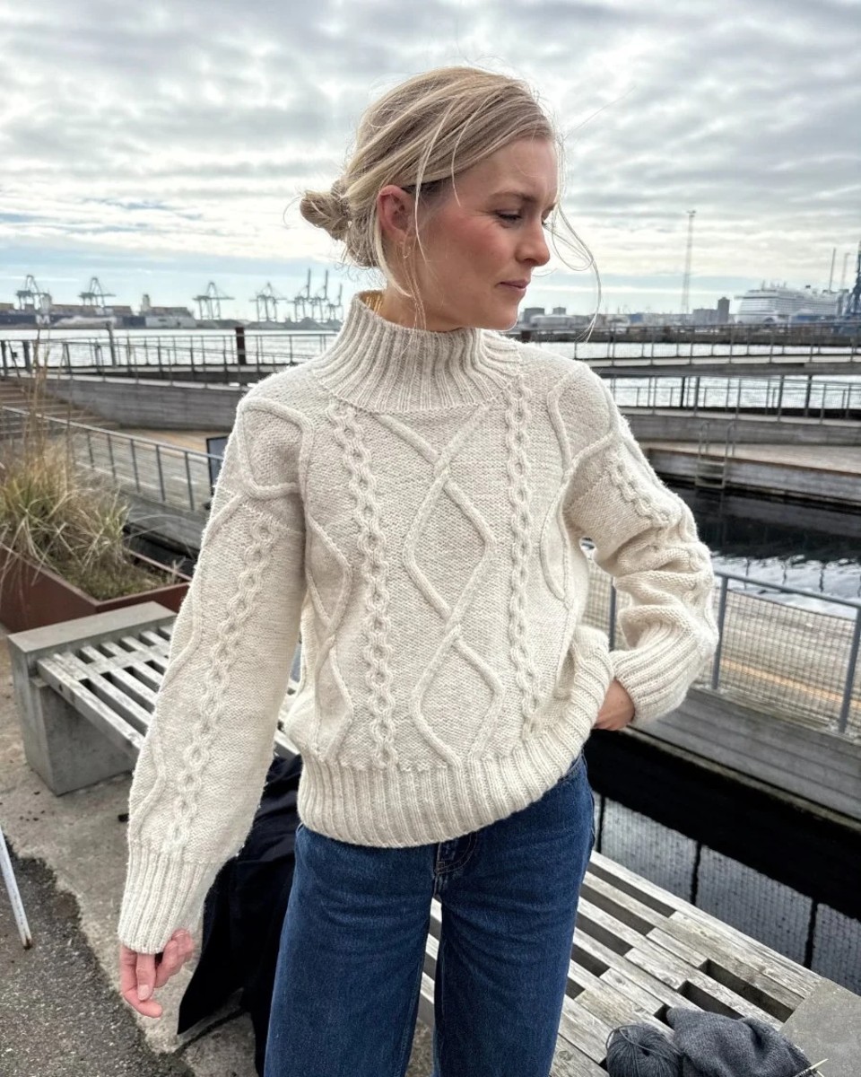 Bild på "SAGA SWEATER" stickad i Atlas mönster från PetiteKnit