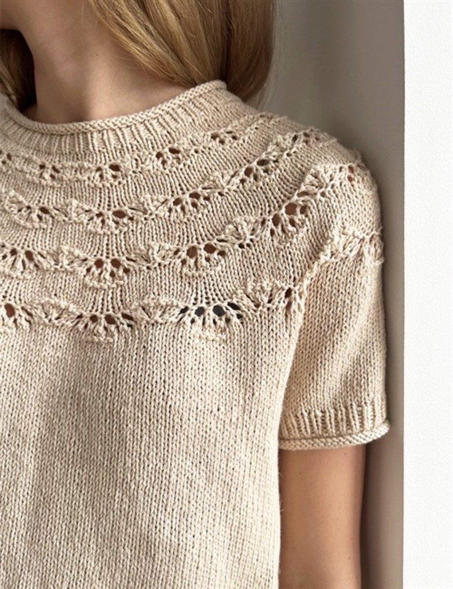 Bild på "NOOMI TEE" (SVENSKA) stickad i Line mönster från LeKnit