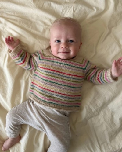 Bild på "FRANKIE SWEATER BABY" stickad i Cashmere eller Duo mönster från PetiteKnit