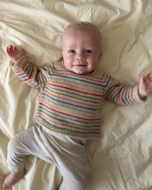 Bild på "FRANKIE SWEATER BABY" stickad i Cashmere eller Duo mönster från PetiteKnit