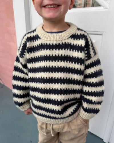 Bild på "OTTO SWEATER JUNIOR" stickad i Atlas mönster från PetiteKnit