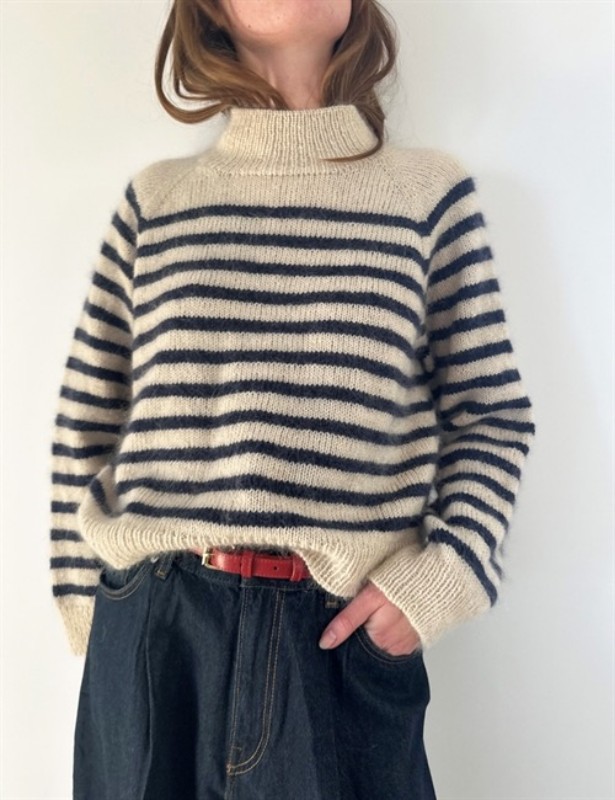 Bild på "MALO SWEATER" (SVENSKA) mönster stickad i en tråd Sunday och en tråd Tynn Silk Mohair, mönster från LeKnit