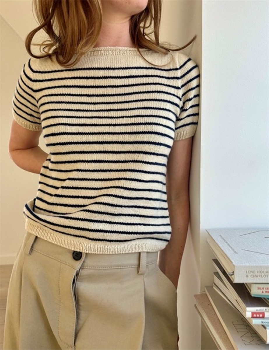 Bild på "MANON TEE"(SVENSKA) stickad i Sunday Mönster från LeKnit