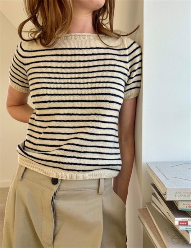 Bild på "MANON TEE"(SVENSKA) stickad i Sunday Mönster från LeKnit