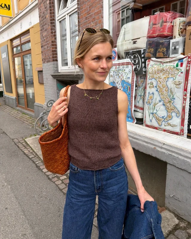 Bild på "Bea Top" stickad i dubbel tråd Tynn Line mönster från PetiteKnit