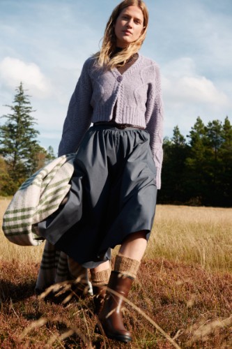 Bild på "Tversted Cardigan" stickad i Isager Yarn mönster på Svenska