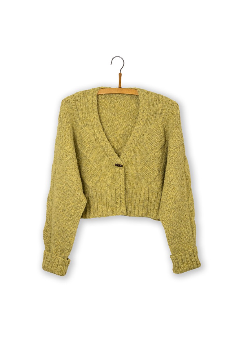 Bild på "Tversted Cardigan" stickad i Isager Yarn mönster på Svenska