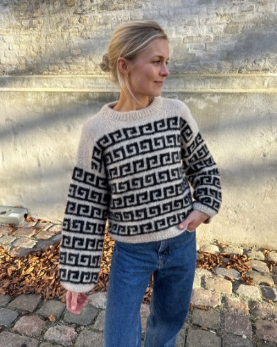 Bild på "Athene Sweater" stickad i Isager Soft mönster från PetiteKnit