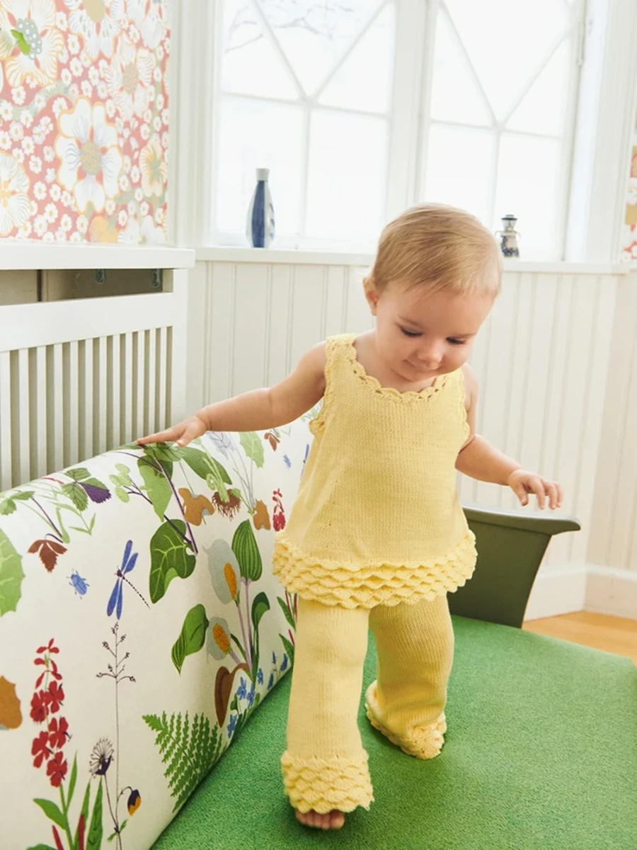 Bild på "Rosette Pants and top"  stickade i Mandarin Petit 2603-7