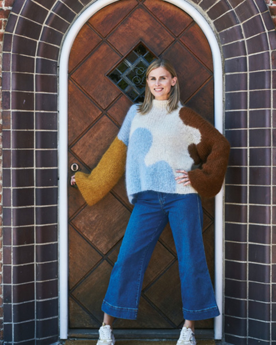 Bild på "Jumper med intarsia" stickad i Bella från Permin