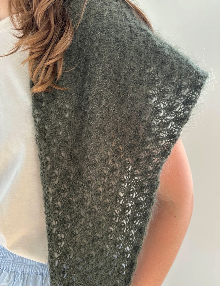 Bild på BELLIS SCARF (SVENSKA) stickad i Alpaca Följetråd och Tynn Silk Mohair