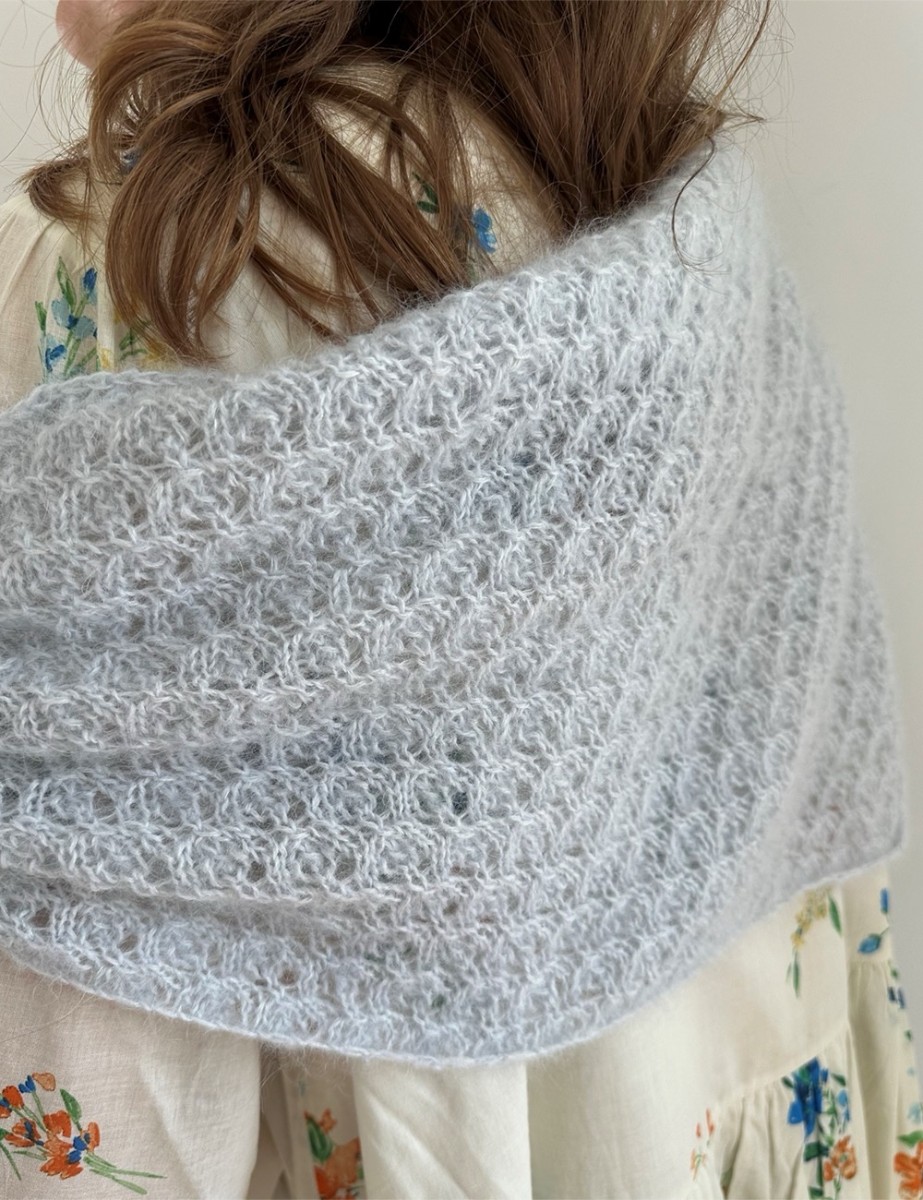 Bild på BELLIS SCARF (SVENSKA) stickad i Alpaca Följetråd och Tynn Silk Mohair