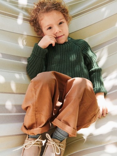 Bild på "THEO SWEATER JUNIOR" stickad i Tynn Merinoull eller Tynn Peer Gynt 2605-5