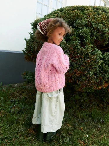 Bild på "JUNIA SWEATER JUNIOR" stickad i KOS 2605-3