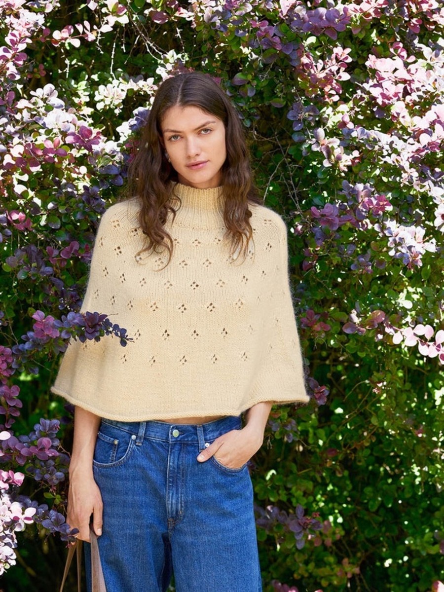 Bild på "ELODIE PONCHO" stickad i Double Sunday och Tynn Silk Mohair 2606-2