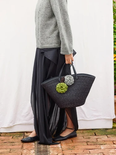 Bild på "ROSIE BROOCH" virkad i Alpakka Silke 2606-14