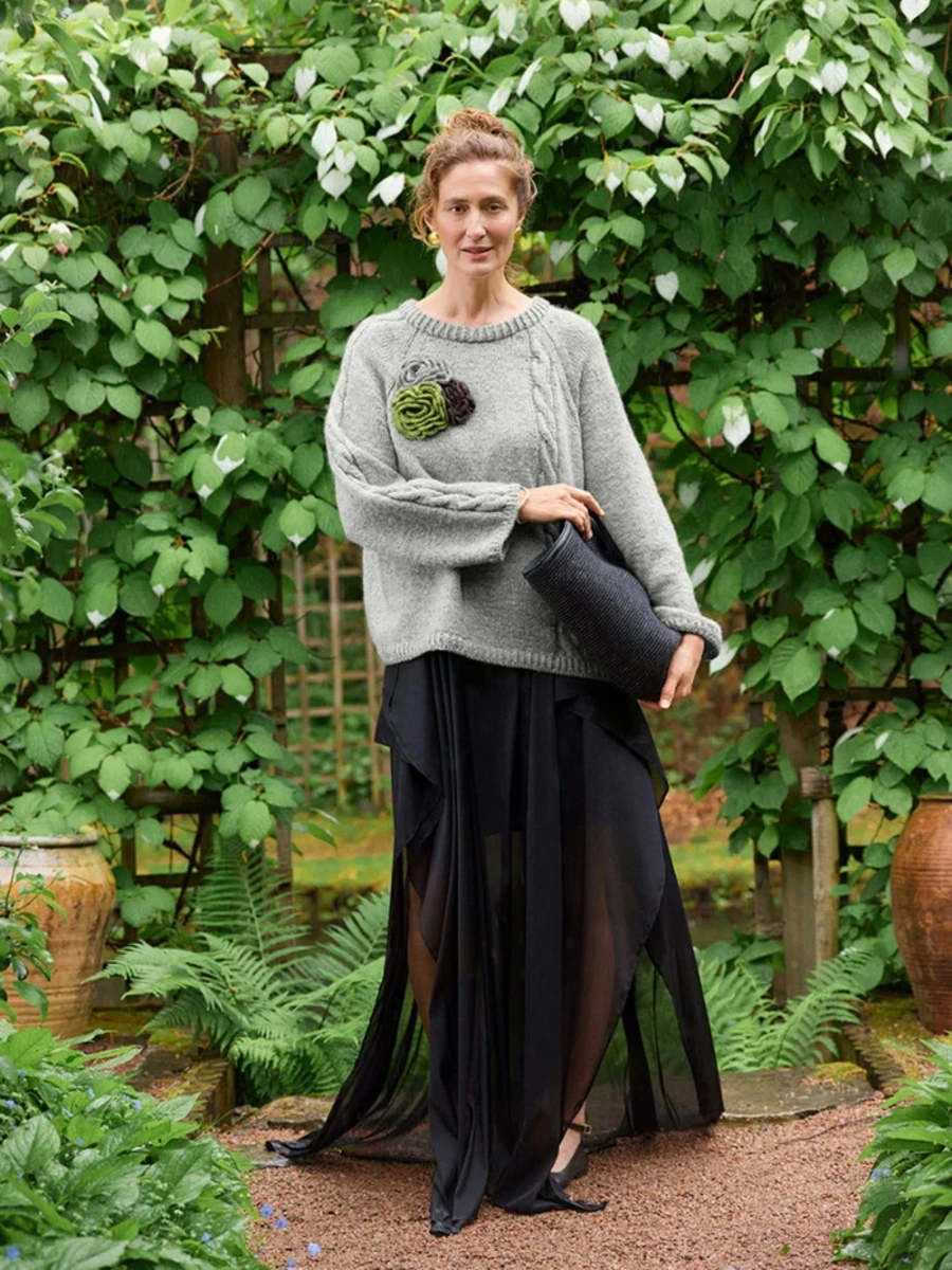 Bild på "ROSIE BROOCH" virkad i Alpakka Silke 2606-14