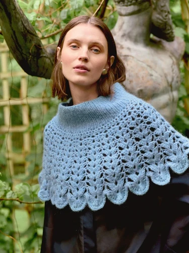 Bild på "FLOWERFIELD PONCHO" virkad i KOS 2606-15