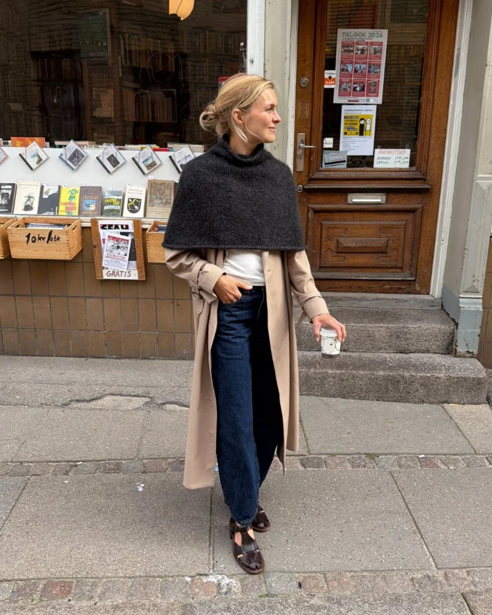 Bild på "IVY CAPE" stickad i Isager Soft, KOS eller Poppy mönster från PetiteKnit