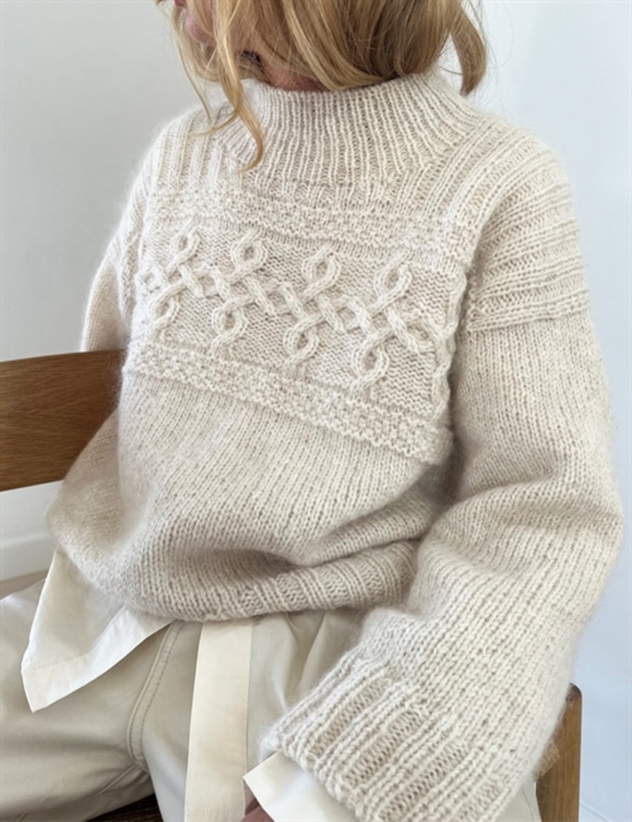 Bild på EDITH SWEATER (SVENSKA) stickad i Tynn Peer Gynt och Tynn Silk Mohair