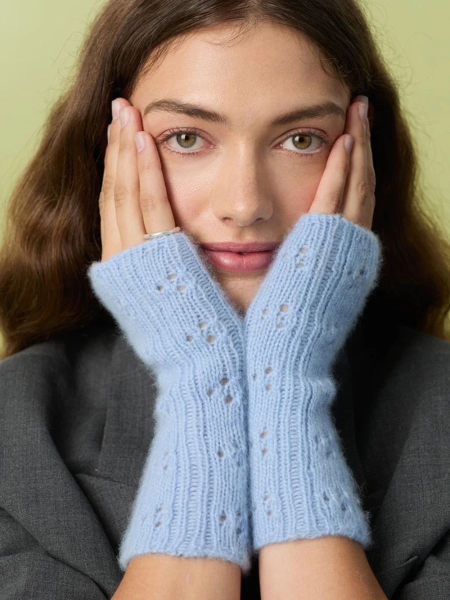 Bild på MIU POINTELLE MITTENS (FINGERLESS EDITION) stickade i Cashmere