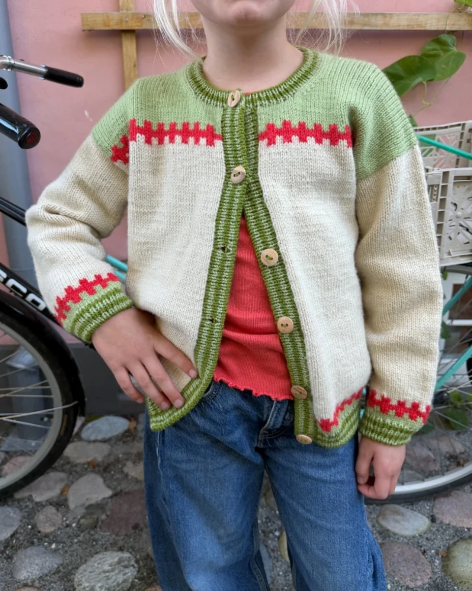 Bild på CROSS CARDIGAN JUNIOR stickad i Double Sunday eller Peer Gynt mönster från PetitKnit