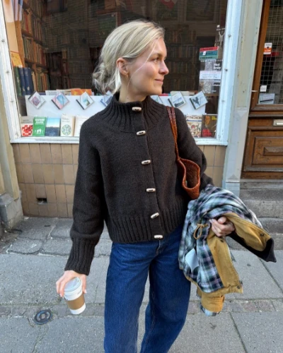 Bild på "HANNAH JACKET" stickad i Atlas mönster från PetiteKnit