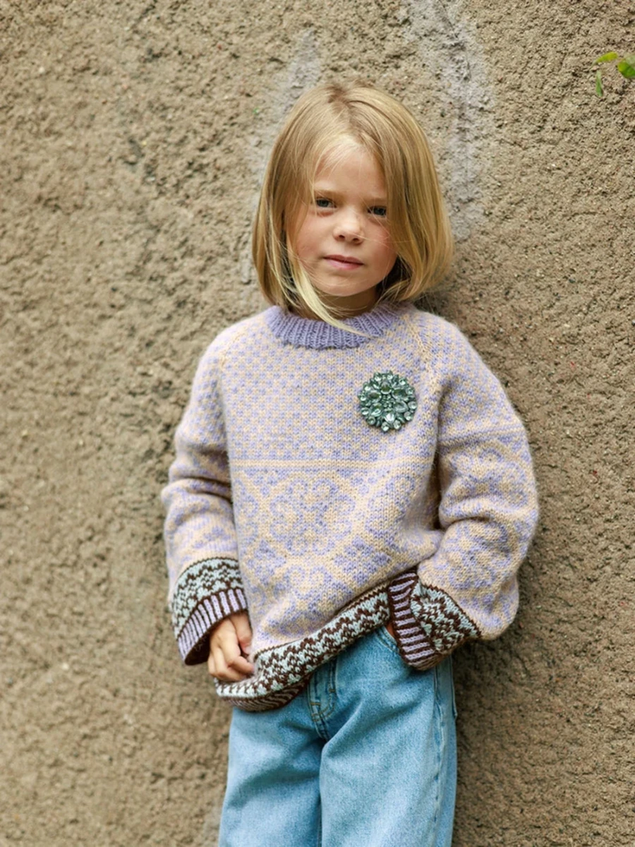 Bild på "ROSE JUNIOR" stickad i Alpakka Ull 2608-2 mönster endast på Norska