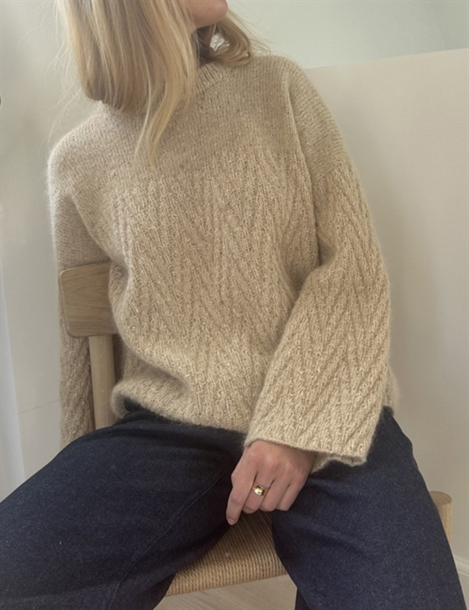 Bild på WOODLARK SWEATER (SVENSKA) stickad i Isager Tweed och Silk Mohair mönster från Leknit