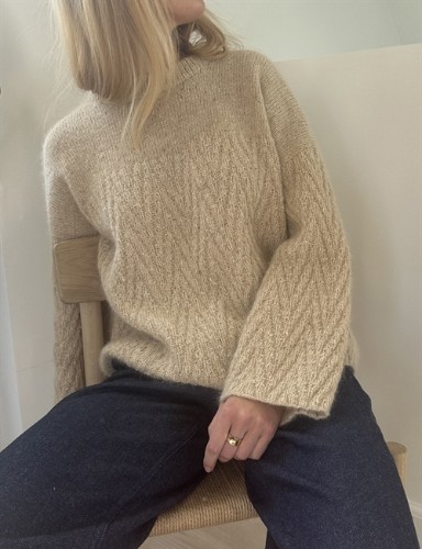 Bild på WOODLARK SWEATER (SVENSKA) stickad i Isager Tweed och Silk Mohair mönster från Leknit