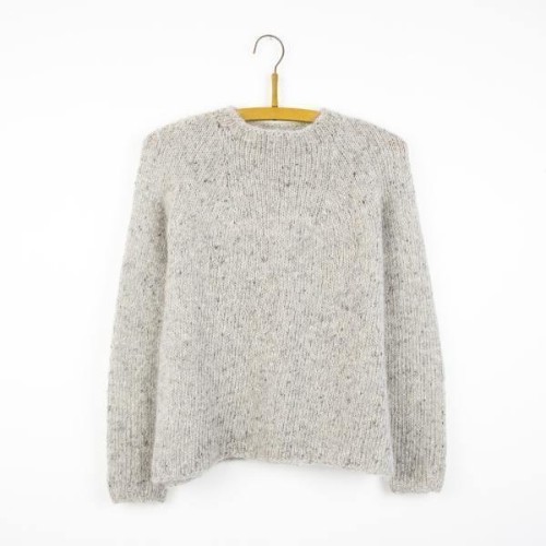 Bild på "No Name Pullover" stickad i Isager Tweed och Isager Silk Mohair.